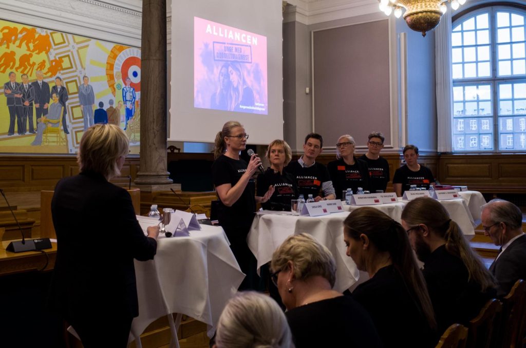 Billede af Alliancens fagpanel der bliver interviewet