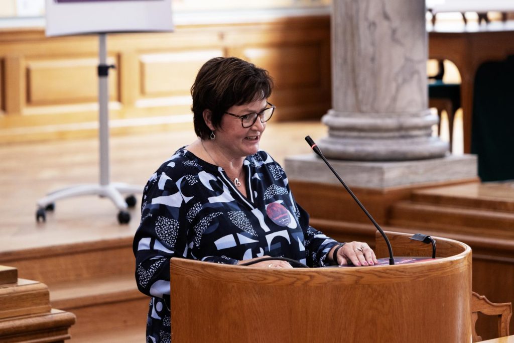 Anni Matthiesen byder velkommen i Fællessalen på Christiansborg