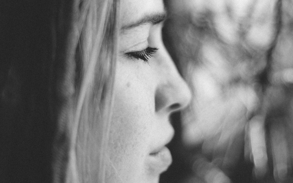 Ung kvinde close up sort hvid